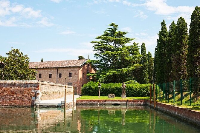 4 hours Private Boat Tour to Murano, Burano with local real guide - Murano: glassmaking, then a shop visit