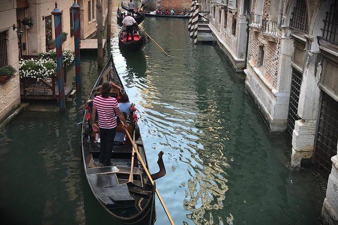 Charming Gondola Ride on the Grand Canal & Gondola Gallery™ - Who will get the most from this outing