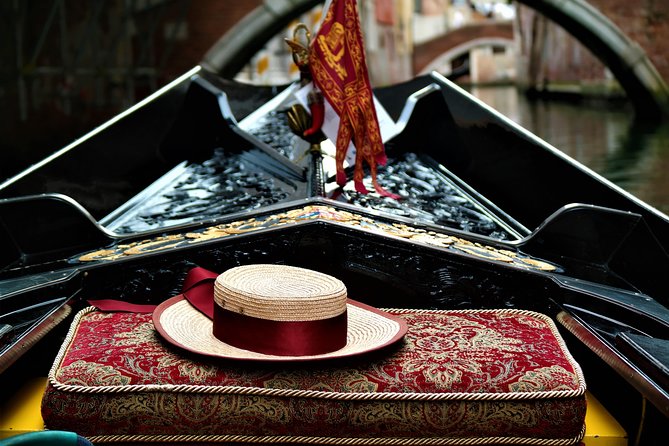 Classic 30-Minute Gondola Ride in Venice - The gondolier is a navigator first