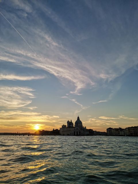 Evening Walking Tour with optional motorboat Ride - Finding the meeting point by Santa Lucia