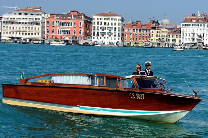 Private tour on Murano Island: discover the art of Artisanal Glassblowing - The showroom and the question of buying