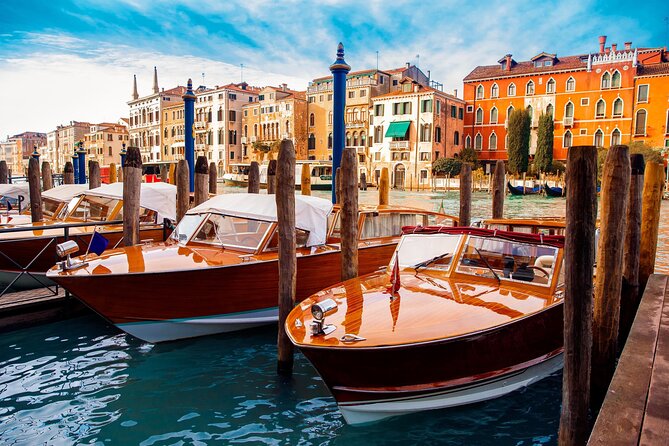 Private Venice 2 hrs Tour: Boat & Walking Tour with food tasting - A covered boat with an open-air trade-off