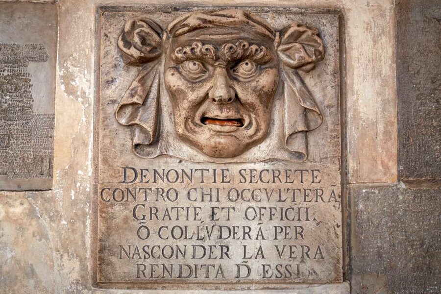 Skip-the-Line Guided Tour of Doge's Palace - Across the Bridge of Sighs and into the prisons