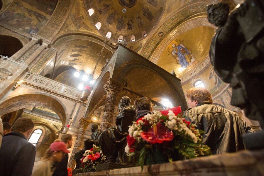 Skip the Line: St. Mark's Basilica Guided Tour - Who should book this basilica tour