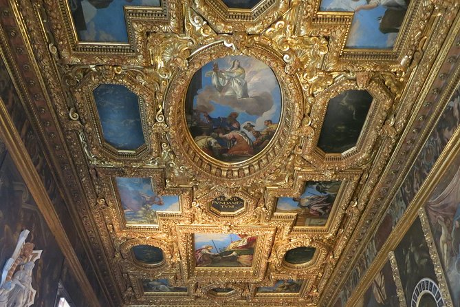Tour of Venice in Doge's Palace and St Mark's Basilica - Getting ready for the meeting point