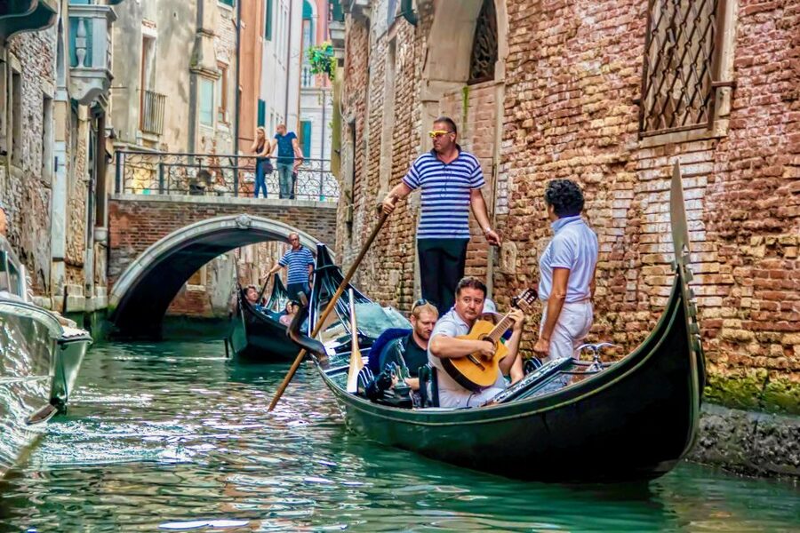 Venice: 30-Minute Gondola Ride on Grand Canal with Serenade - Who will enjoy this gondola ride most?