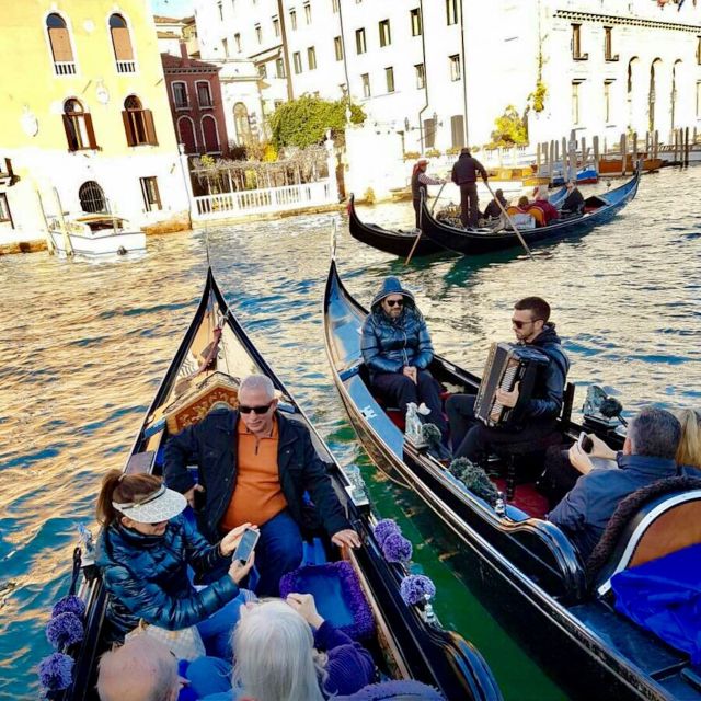 Venice: 30-Minute Gondola Ride on Grand Canal with Serenade - Shared or private: pick the atmosphere you want