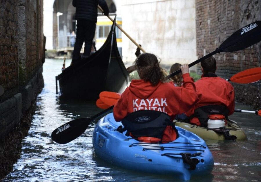 Venice: 60' Quick Kayak Tour of Venice with guide - Getting comfortable in the kayak