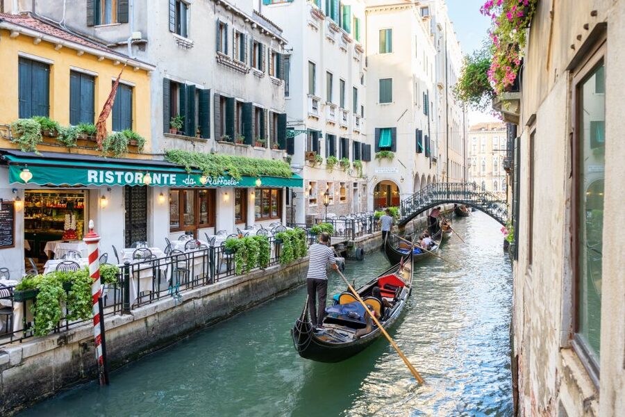 Venice: Basilica and Doge's Palace Tour with Gondola Ride - Two landmarks, then a change of pace