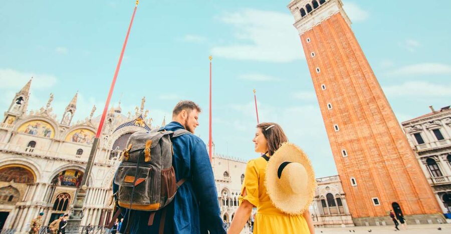 Venice: Basilica and Doge's Palace Tour with Gondola Ride - Find the meeting point before the clock strikes