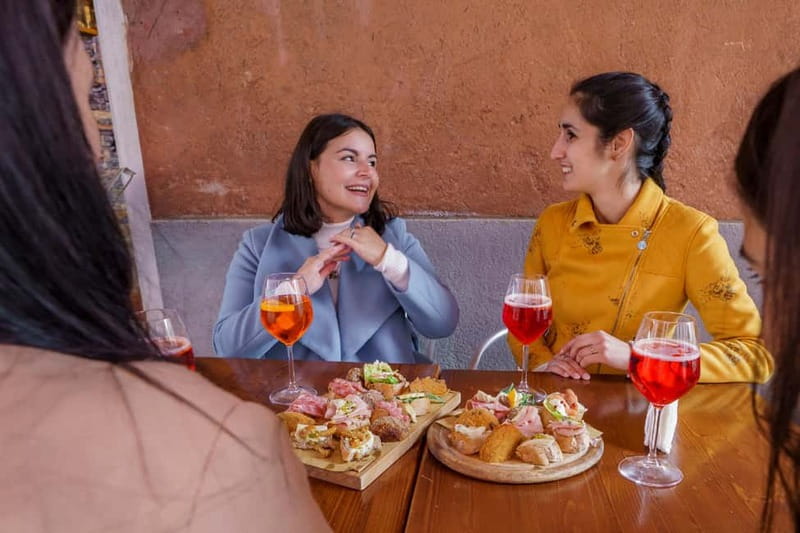 Venice: Cicchetti, Spritz, and Wine Tour in Ghetto Ebraico - Sip a spritz and a glass of local wine