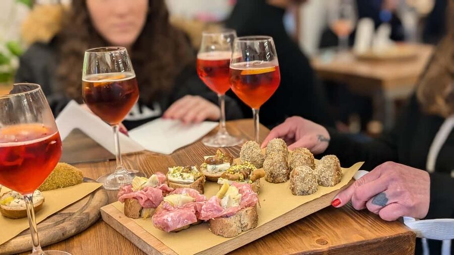 Venice: Cicchetti, Spritz, and Wine Tour in Ghetto Ebraico - Try cicchetti at two local bars
