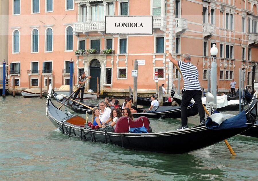 Venice: Doge’s Palace and Basilica Roman Empire Guided Tour - The gondola option: a classic view with a few caveats