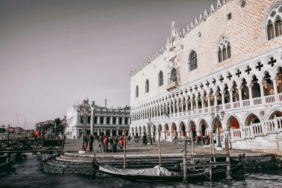 Venice: Doge's Palace, Bridge of Sighs, Prisons, Correr & Audioguides - Crossing the Bridge of Sighs