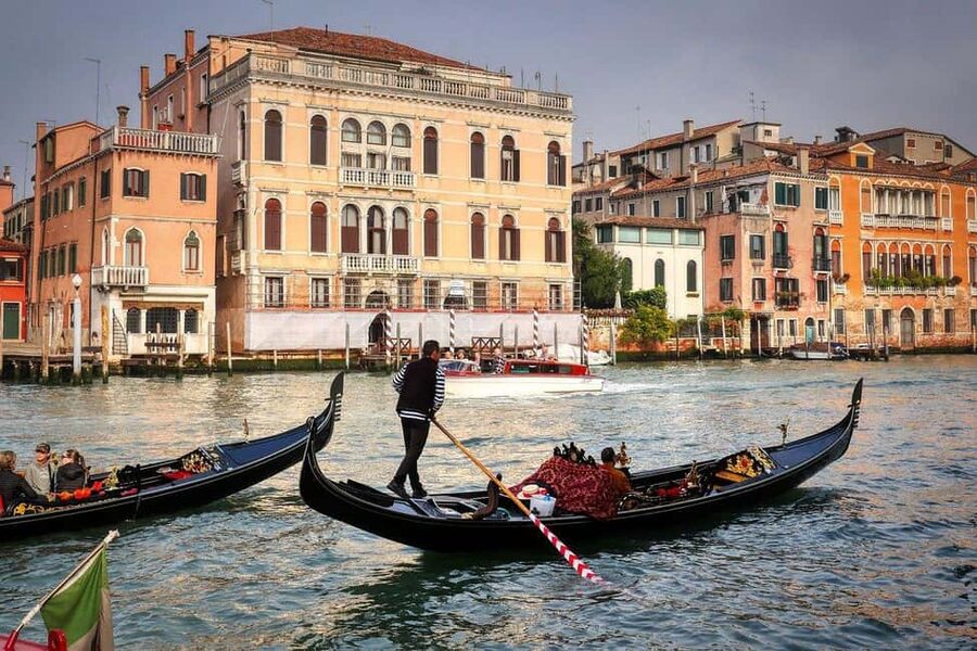 Venice: Doge's Palace Guided Tour with Optional Gondola Ride - Meeting at the winged lion column