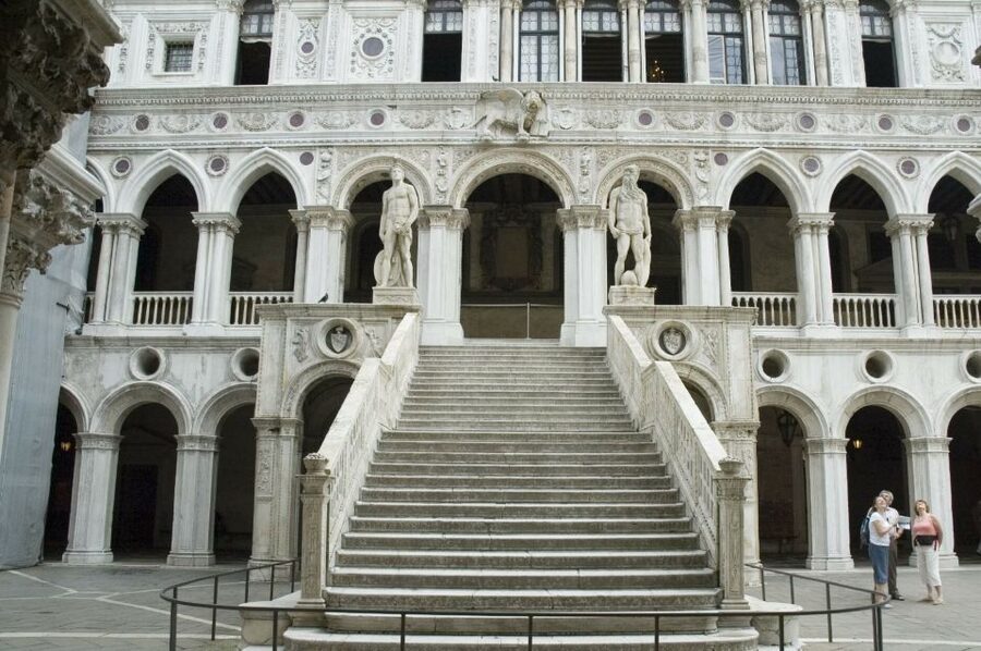 Venice: Doge's Palace & St. Mark's Basilica Tour - Crossing the Bridge of Sighs