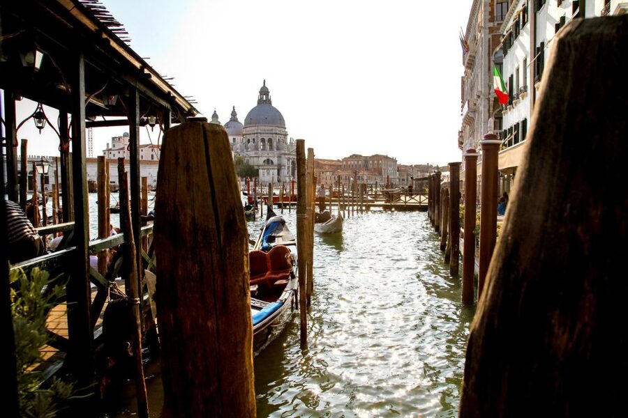Venice: Gondola Ride with Live Guide or Audio Guide - Live guide or app audio