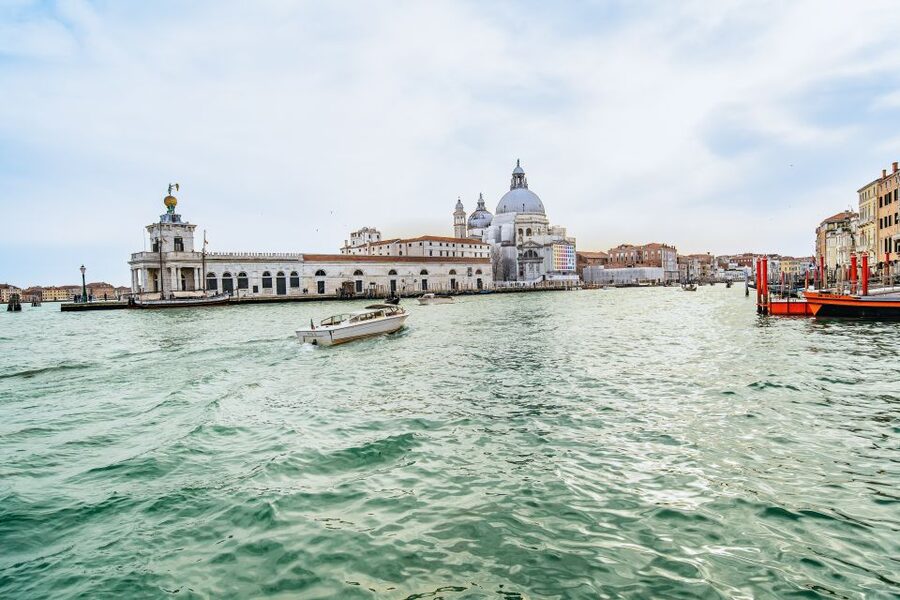 Venice: Grand Canal Boat Tour - The guide makes the buildings memorable