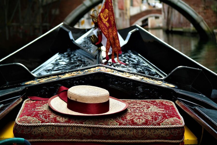Venice: Grand Canal by Gondola with Live Commentary - What the guide can and cannot do from the boat