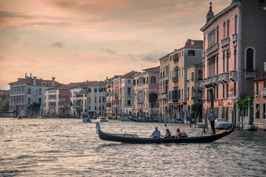 Venice: Grand Canal by Gondola with Live Commentary - A look inside the Gondola Gallery