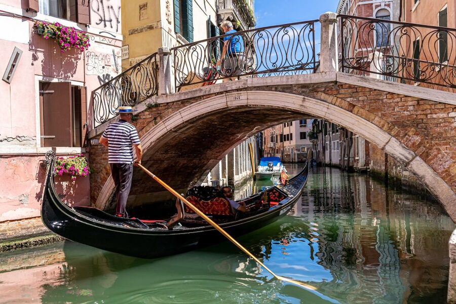 Venice: Grand Canal by Gondola with Live Commentary - Shared seating, price, and practical trade-offs