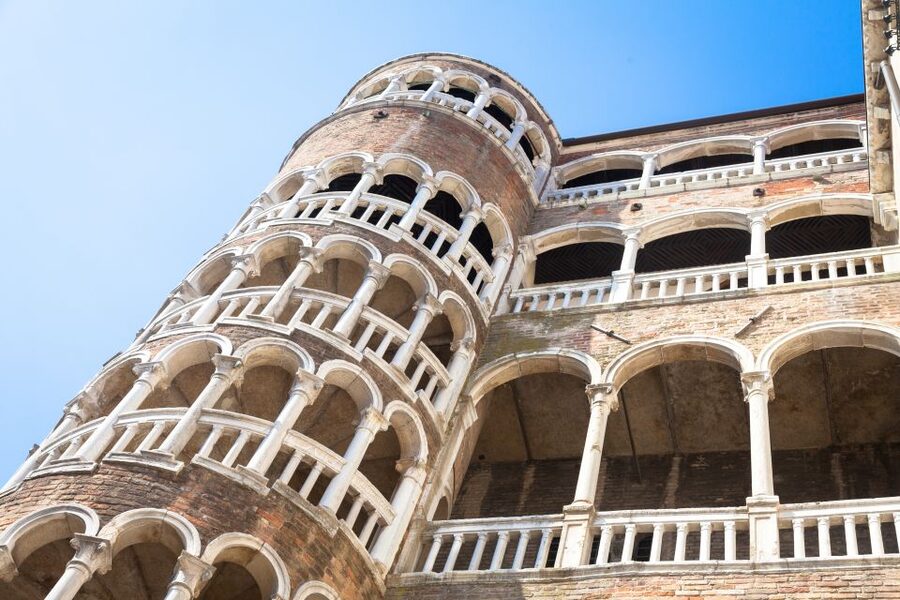Venice: Palazzo Contarini del Bovolo Entrance Ticket - Climbing to the arcade above Venice