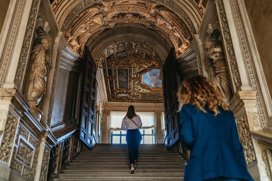 Venice: Private Entry Doge Palace & St. Mark Terraces Tour - How the group and guide shape the visit