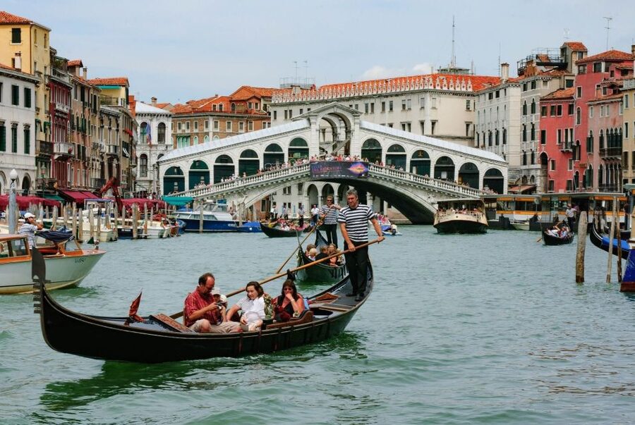 Venice: Private Gondola Cruise for up to 5 Passengers - What the gondolier does, and what is not included