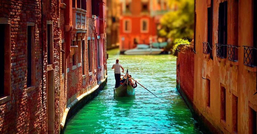 Venice: Private Gondola Cruise for up to 5 Passengers - Daylight or after dark?