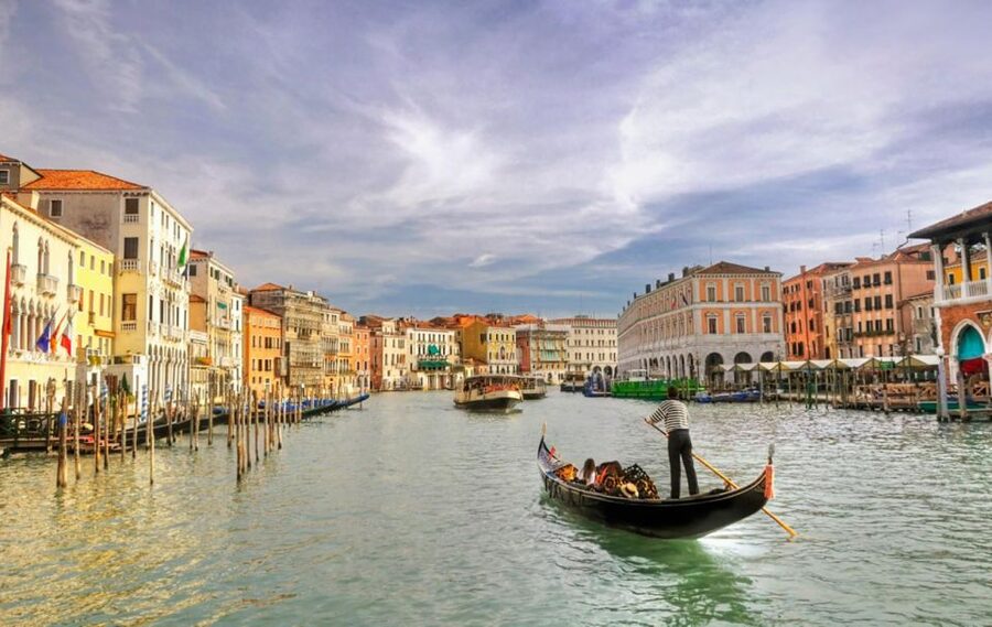 Venice: Private Gondola Cruise for up to 5 Passengers - Grand Canal views, then a turn into narrower lanes