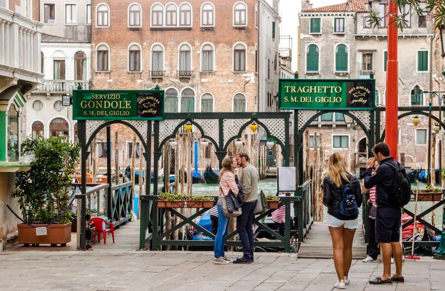 Venice: Private Gondola Ride - Plan for a short ride and a clear meeting point