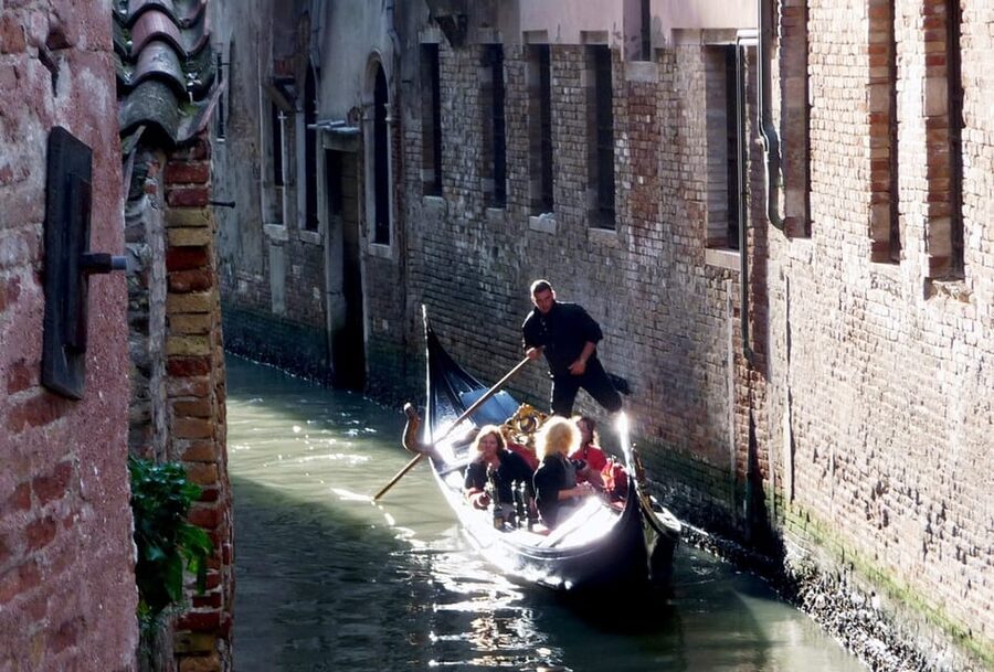 Venice: Private Grand Canal Gondola Ride from Rialto - Leaving Rialto for the water
