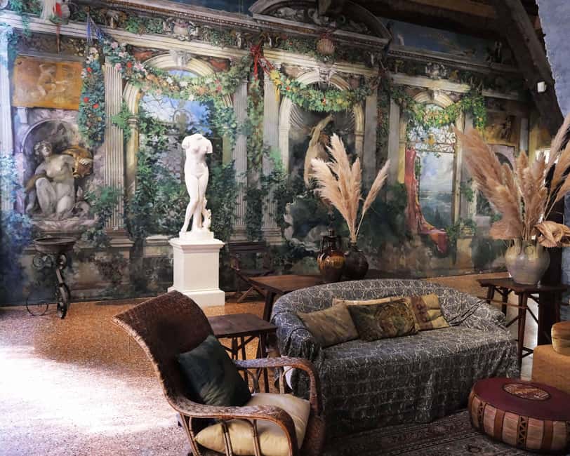 Venice: Rialto Bridge & Offbeat Unusual Venice Walking Tour - What the Guide Adds to the Experience