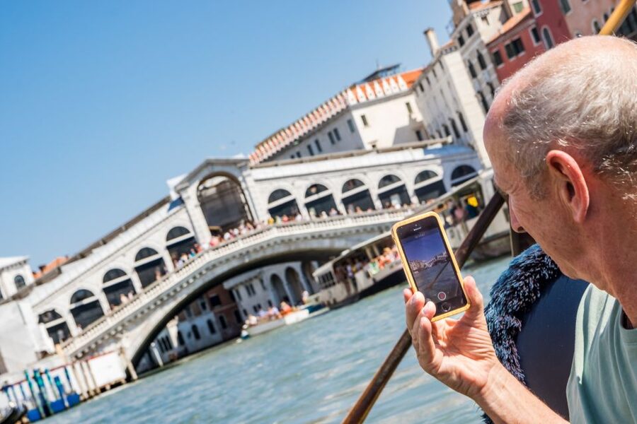 Venice: Shared Gondola Ride Across the Grand Canal - What the gondolier does, and does not, provide