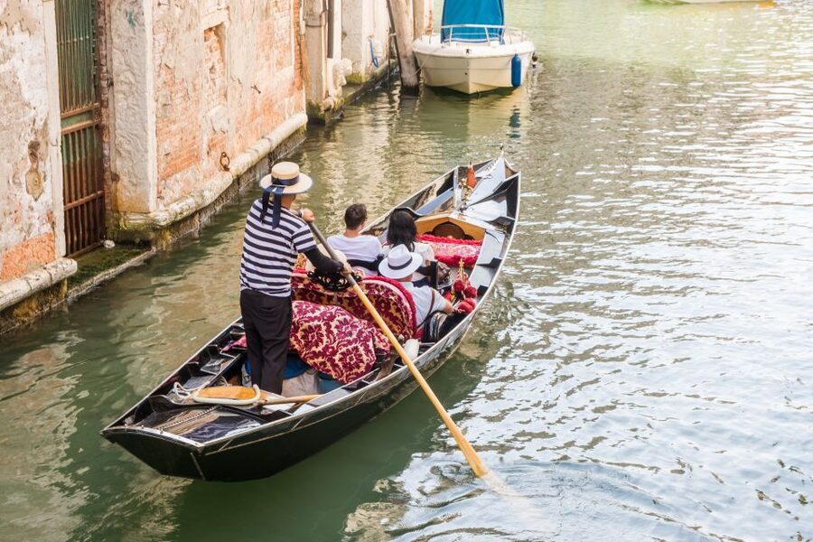 Venice: Shared Gondola Ride Across the Grand Canal - Timing, queues, and comfort