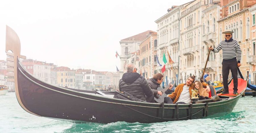 Venice: Shared Gondola Ride and Serenade - Key points to know