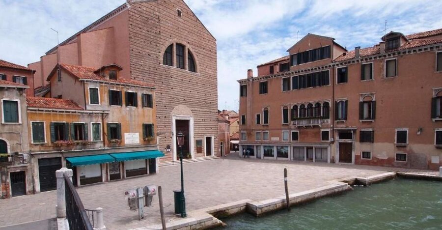 Venice: Sightseeing Tour with a Local expert - Start near Ca’ Foscari, then enter the old lanes