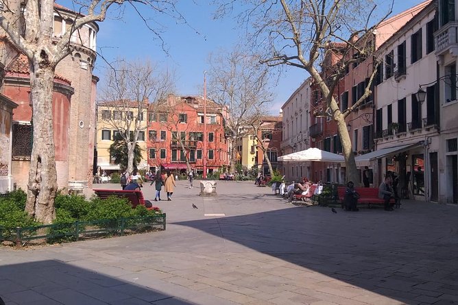 Venice Small Group Walking Tour of Most-Famous Sites &Attractions - Campo San Polo: a breather between famous sights