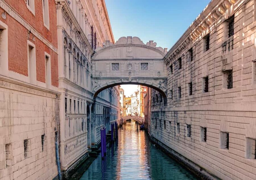 Venice: St Mark's, Doge's Palace, Murano & Burano Day Tour - The value of a guided, high-coverage day