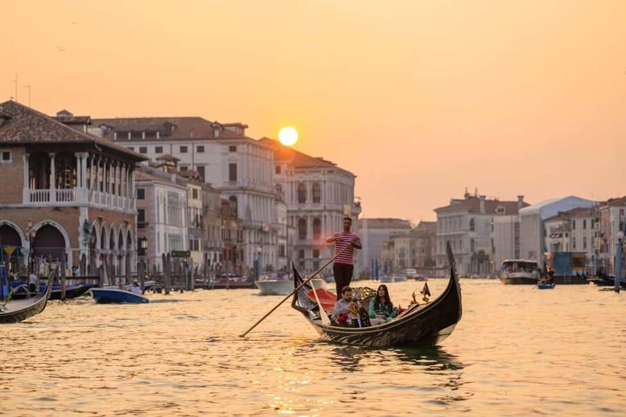 Venice: St. Mark's, Doges Palace, Rialto, and Gondola Tour - From the square to the Rialto district