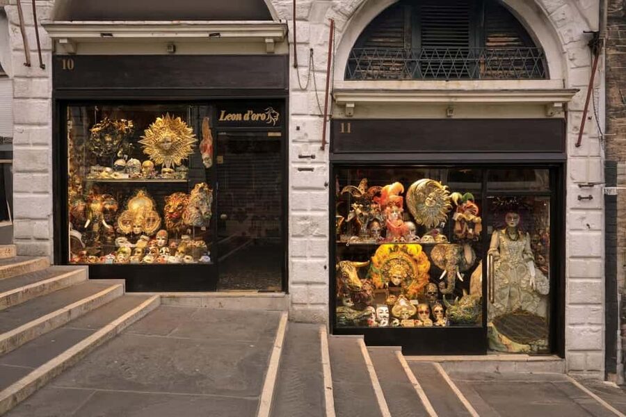 Venice: St. Mark's, Doges Palace, Rialto, and Gondola Tour - Lunch breaks the day in two