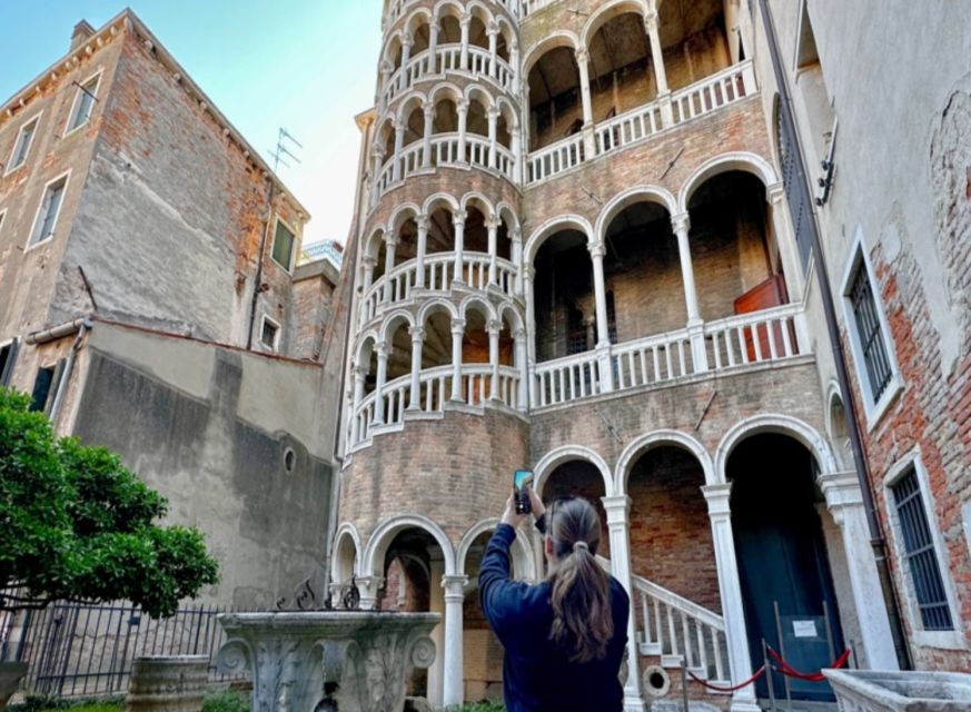 Venice: St. Mark's, Doges Palace, Rialto, and Gondola Tour - How the guide shapes the day