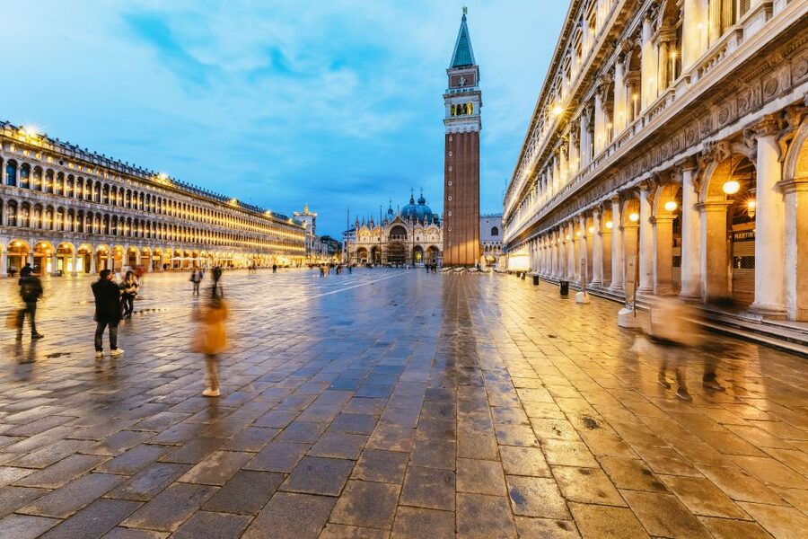 Venice: The Ghost & Legends Walking Tour - The first change of scene comes after sunset