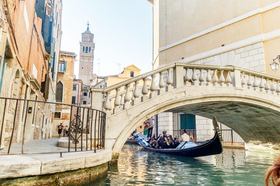 Venice: Traditional Shared Gondola Ride - Weather, timing, and what to bring