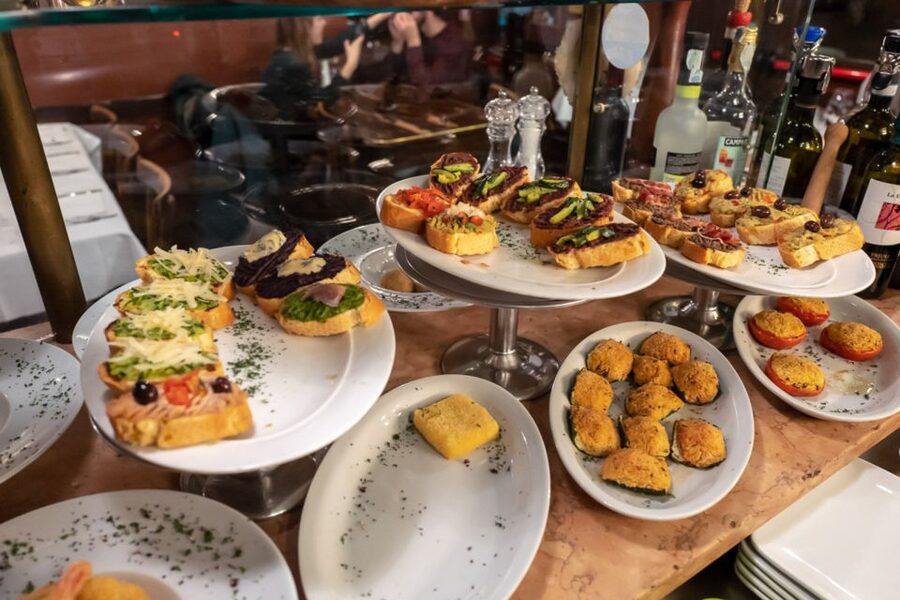 Venice: Venetian Style Carnival Pub Crawl - Start beside Ca’ Rezzonico
