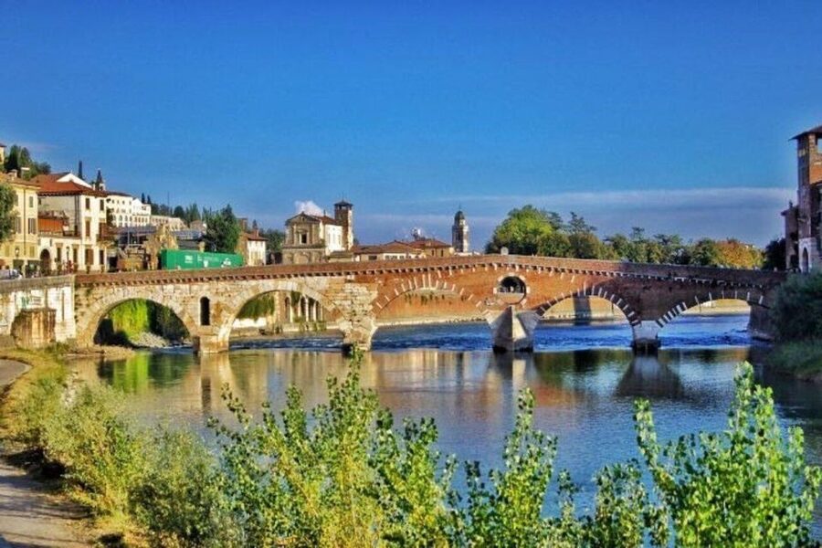 Verona: Highlights and Hidden Gems Walking Tour - Verona in two hours: the useful details
