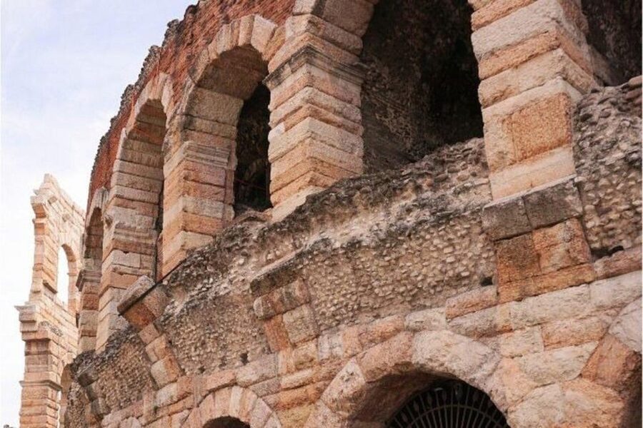 Verona: Highlights and Hidden Gems Walking Tour - Take in Piazza delle Erbe and Piazza dei Signori