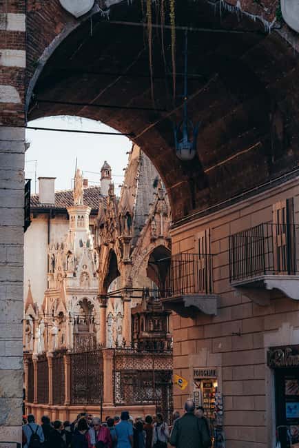Verona: Highlights Walking Tour with Arena Priority Access - What the group size and guides mean for you